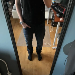 Mörkblå daren zip fly jeans från Lee - Säljer ett par klassiska mörkblå jeans från Lee med raka ben och normal passform. Byxorna har fem fickor, gylf med dragkedja och knapp samt Lee-logga på bakfickan. Modellen "daren zip fly" W31 L32. Använd ett fåtal gånger.