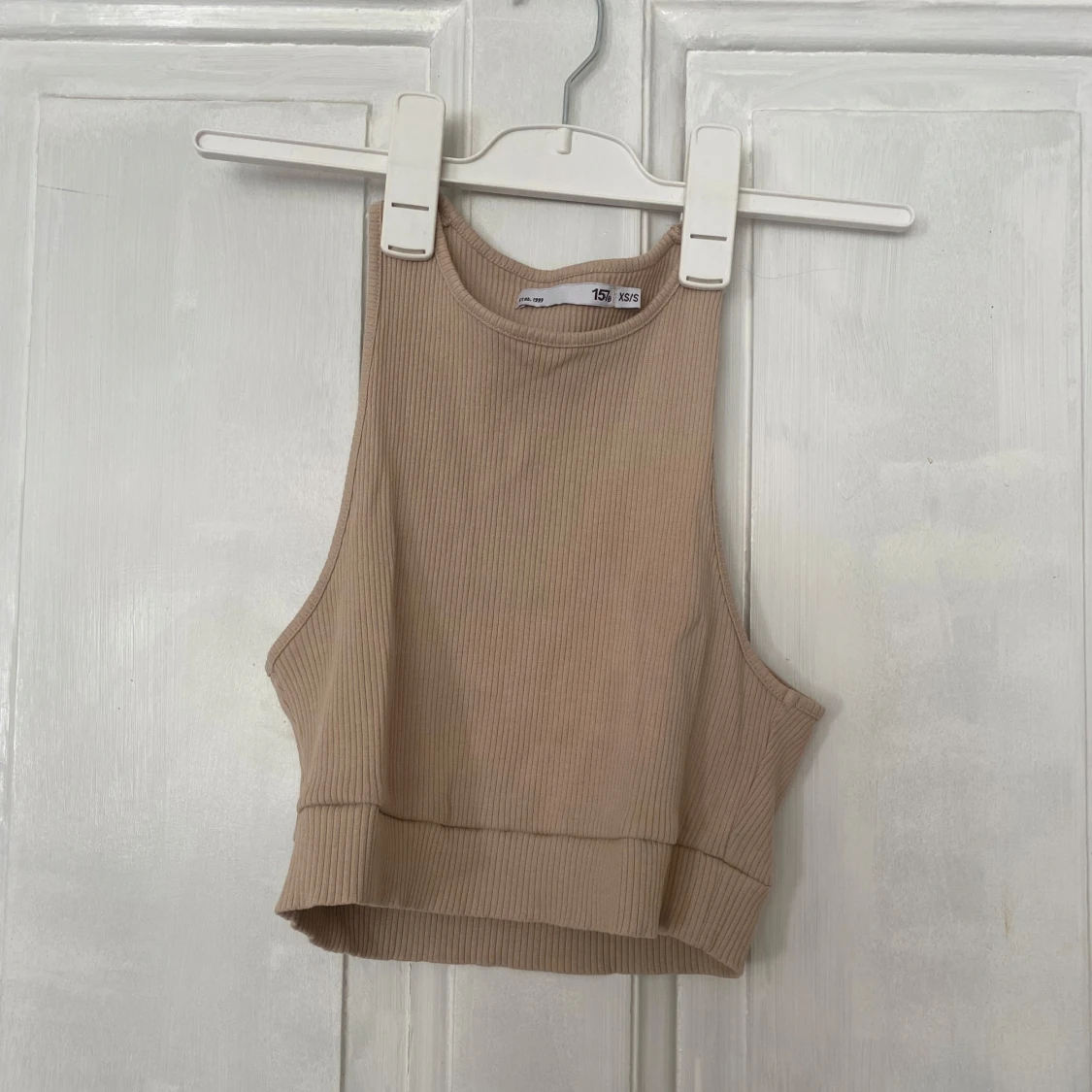 Beige ribbad croppad linnetopp från 157