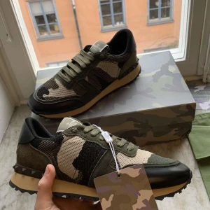 Valentino Rockrunner  - Nu säljer jag ett par riktigt feta Rockrunners. I rent nyskick. De här är perfekta nu i våren och på fina sommarkvällar. Tveka inte att skriva vid minsta fundering! Priset sitter EJ i sten