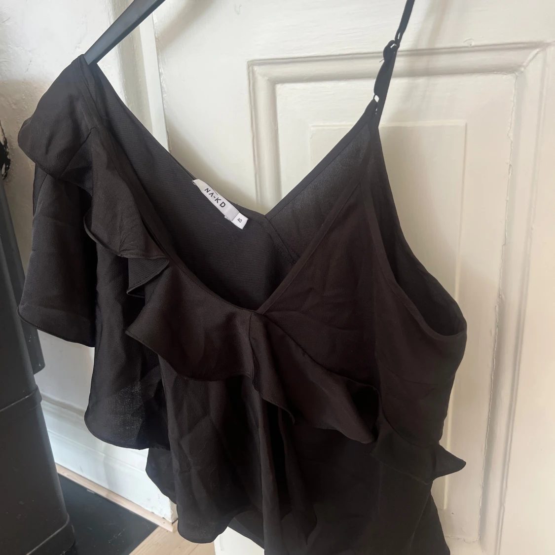 Svart volang topp från NA-KD - 1