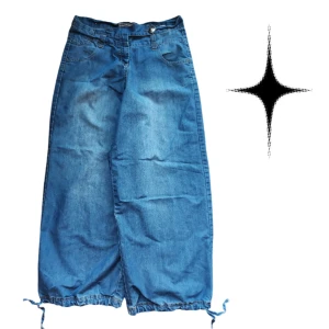 00s Baggy Jeans - Extra baggy jeans från 00-talet, med nice detaljer och i super skick‼️ Passar XS - S👖 Skicka gärna offers, och hojta för frågor såklart🤝