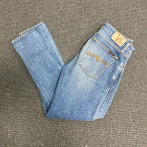Nudie Jeans 29/32 - Säljer ett par Slim fit 29/32 nudie jeans i modellen skinny Lin. Modellen är 180