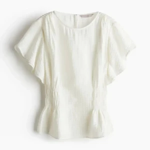Vit blus med kort ärm och rynkade detaljer - Säljer den fina blusen från hm💕💕