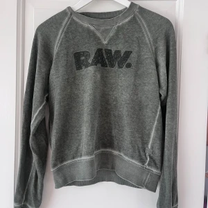 G-star raw sweatshirt - G-star raw sweatshirt i storlek S, grå/grön i färgen. Inga slitningar eller skador. 