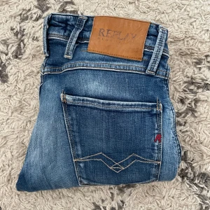 Replay Anbass jeans - Säljer dessa Replay jeans i modellen Anbass! | Skick 8/10 | Nypris +1400kr, säljer endast för 499kr | Hör av dig vid frågor!