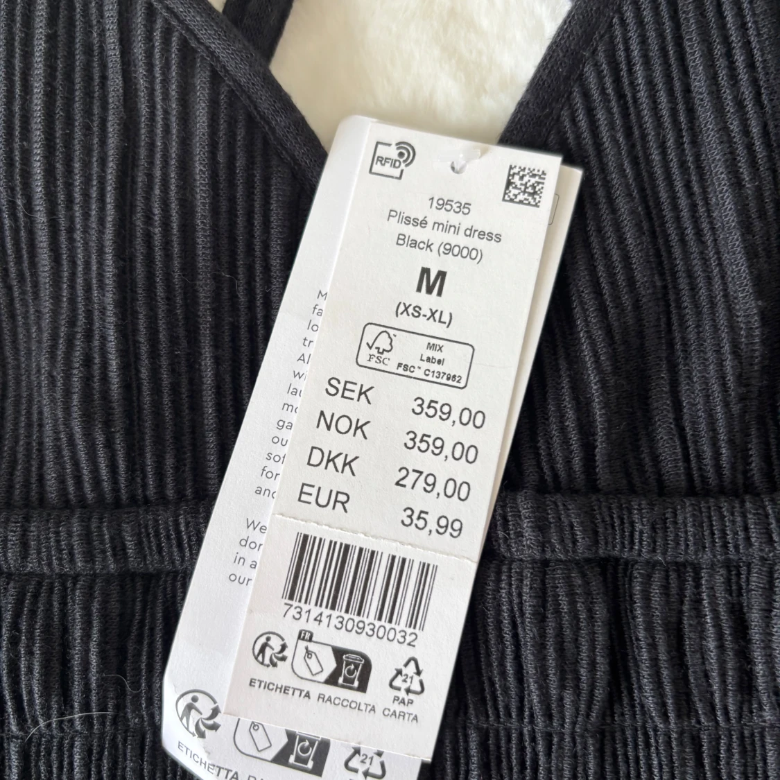 Plisserad svart klänning med smala axelband - 1