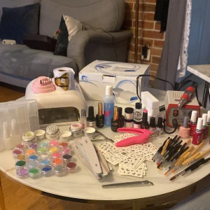 Stort nagelkit ( ENDAST UPPHÄMTNING) - Nagelkit med färgglada glittergeléer, flera nagellack i olika färger, nagelpenslar, filar, nagelklippare, nageldekaler och tillbehör. Perfekt för kreativa nageldesigner hemma. Innehåller även nagelolja och topplack.