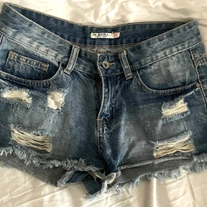 Lågmidjade jeansshorts - Säljer mina absoluta favoriter då dom tyvärr har blivit för små😢💞Storlek 28 står det men skulle säga att dom sitter som en xs/s❣️❣️köpta i Grekland