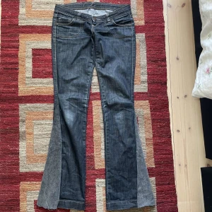 Ultra lowrise bootcut jeans - Jätte fina mycket lågmidjade mörkblå bootcut jeans som är utsydda❤️midjemått: 39 cm, skulle säga typ storlek S💕Öppen för prisförslag, skriv gärna om du har frågor!