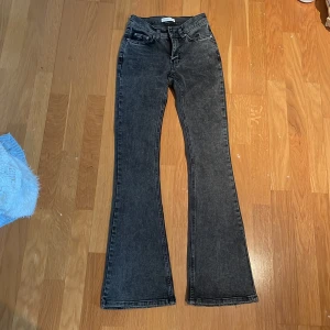 Svarta bootcut jeans  - Från Gina, inga defekter strl 32 ,perfekta i längden för mig som är 165. Inga defekter. Aldrig använda. 