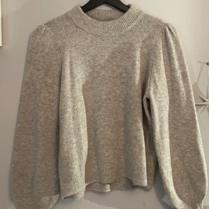 Ljusgrå stickad tröja med puffärm - Aldrig använd! Ljusgrå stickad tröja med puffärm