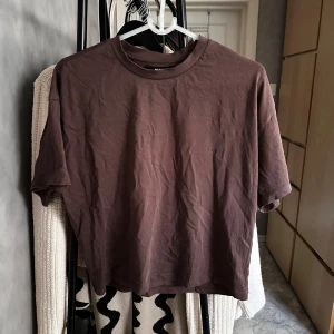 Brun T-shirt  - Brun T-shirt från BikBok i storlek S