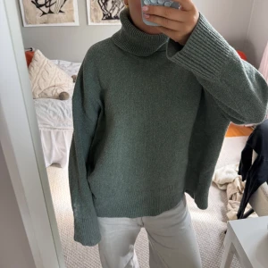 Stickad tröja med polokrage - Superfin turkos/grön färg!