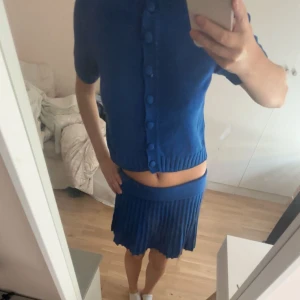 Blå plisserad stickad kortkjol - Säljer detta jätte fina blåa stickade sett från Zara, knappt använt så i väldigt bra skick.