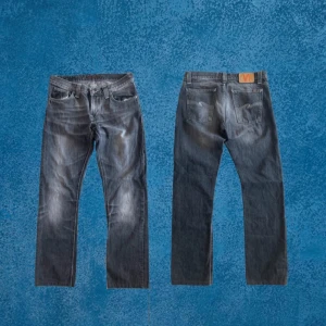 Gråa Nudie Jeans med sjukt snygg tvätt - Mörkgrå jeans ifrån Nudie Jeans. Jeansen har slim/straight passform och enligt mig riktigt snygg tvätt, säljer eftersom dem inte passar mig längre. W31/L30. Skick 8.5/10 saknas små detaljer innanför byxorna såsom tvättlapp.