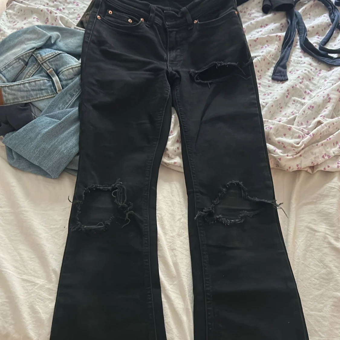 Svarta bootcut jeans med slitningar