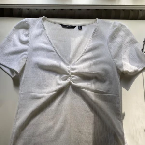 Jättsnygg vit blus - Snygg blus . Sitter som en M