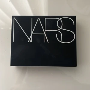 NARS Light Reflecting Setting Powder - Translucent pressat puder från NARS i färgen Crystal. Passar alla hudtoner och ger en silkeslen känsla. Använder ej. Ordinariepris: 549kr