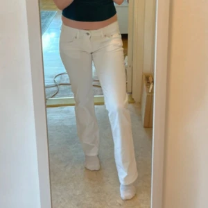 Vita raka jeans med superlåg midja Super low - Säljer ett par vita jeans med klassisk femficksmodell och raka ben med en liten utsvägning. Jeansen är super låga i midja och stängs med dragkedja och knapp. Perfekta till sneakers eller boots för en clean look. Dem är aldrig använda… knappen är lite lös men inget som påverkar funktionen 💕
