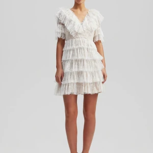 By Malina Skydress - Superfin vit By Malina klänning. Har endast använts en gång, i mycket bra skick. 