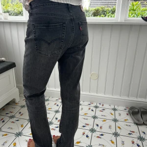 Levi's 514 svarta raka jeans - Säljer ett par svarta Levi's jeans med klassisk rak passform. Jeansen har låg till midrise midja, snyggt tvättad svart färg. Framfickorna är avklippta, inget som syns. W30, L34