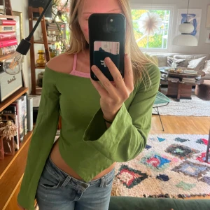 Funky färggladtopp från Susmies!  - Jättecool topp från Susmies som kan pigga upp en basic outfit🍀orginalpris 641kr och säljs ej längre, aldrig använd. Storlek onesize men är en S, skulle våga påstå att den passar även M🎶