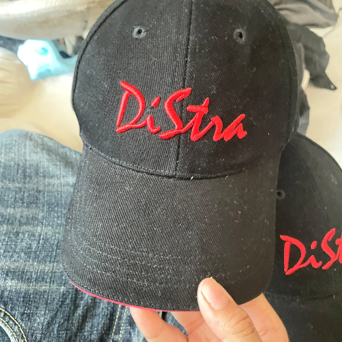 Svart keps med röd DiStra-brodyr - 2