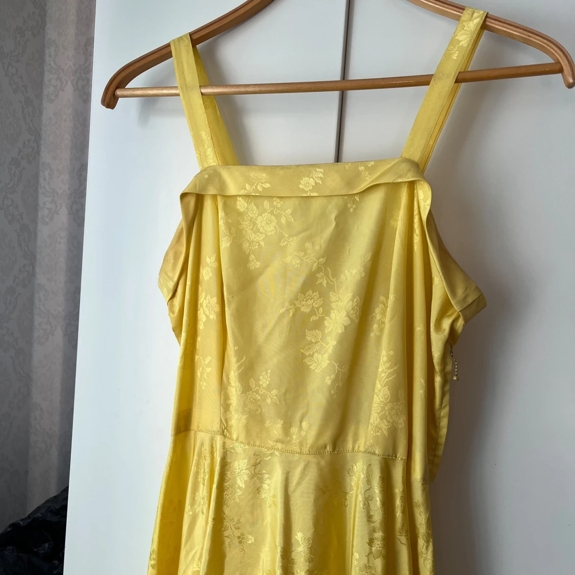 Gul långklänning med blommönster - 2