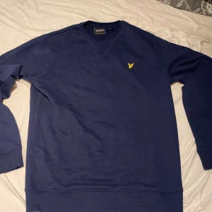 Marinblå sweatshirt från Lyle & Scott - Snygg marinblå sweatshirt från Lyle & Scott. Helt oanvänd. Storlek M. Vid funderingar tveka inte på att skriva😁