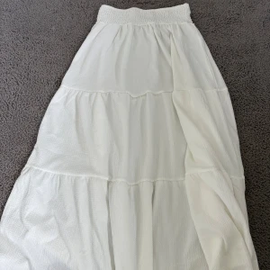 Vit långkjol  - Vit långkjol, nästan aldrig använd säljer eftersom den är för kort