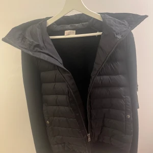Moncler cardigan - Marinblå cardigan köpt på Harrods i london för nått år sen, helt ny. Kvitto medföljer.