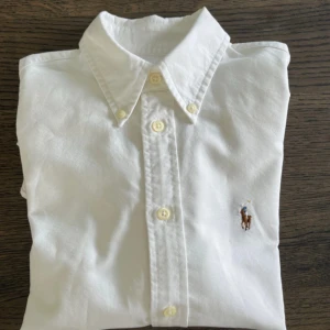 Vit skjorta från Ralph Lauren XS - Vit Ralph Lauren skjorta 🐎 👔  Storlek XS ✅  Väldigt bra skick ✅  Pris går diskuteras 🤝 Hör av er vid frågor eller fler bilder :)