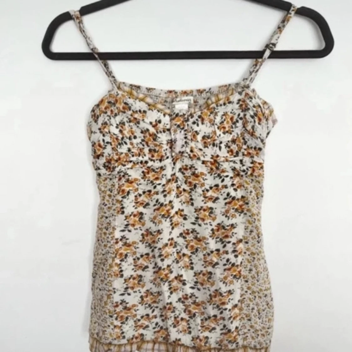 Blommig linnetopp med smala axelband