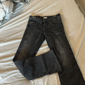 Svarta bootcut jeans Gina Tricot 164 - Snygga svarta bootcut jeans från Gina Tricot i storlek 164. Jeansen har broderade bakfickor med kors på. Jag är 163cm lång och dom passar mig i längden, har vanligtvis 25/26 i jeans storlek 