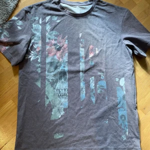 Jack&Jones t-shirt  - Oanvänd grå tröja med mönster 