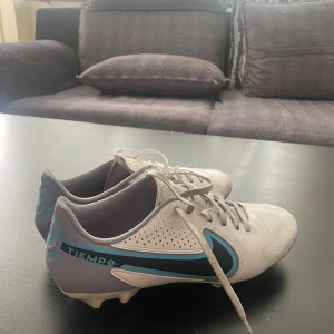 Nike tiempo Legend 9 fotbollsskor  - Säljer nu ett par Nike tiempo legend 9. Skorna är helt enkelt för små för mig, köpte de cirka 2 år sedan. Nypris ca 850kr. Pris kan diskuteras. Hör av er vid fler frågor eller funderingar.