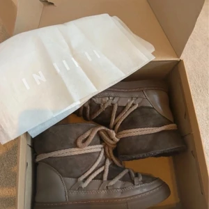 Inukii bruna skor  - Så sjukt snygga! Lite slitna. Storlek 38!!