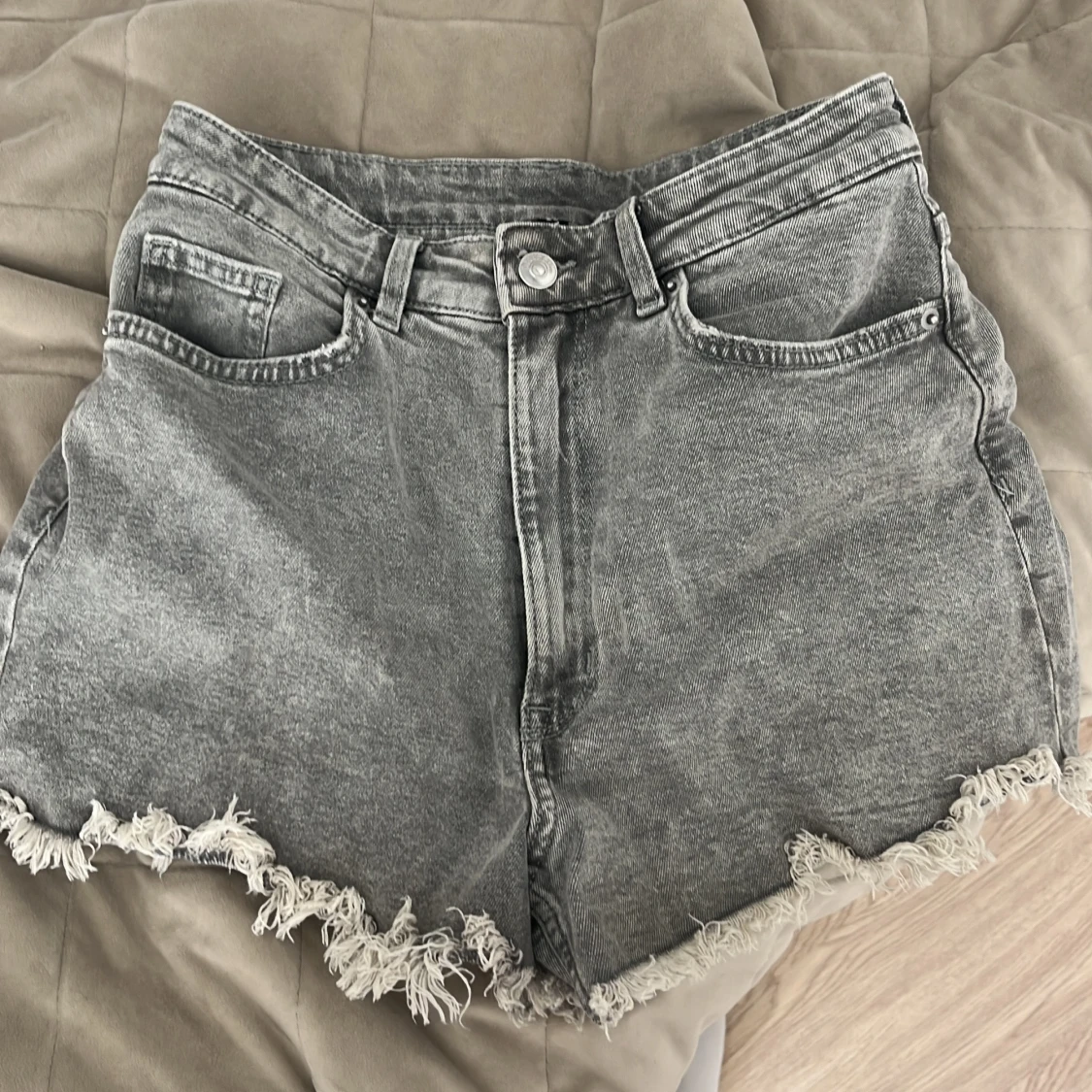 Grå jeansshorts med fransig kant H&M - 1