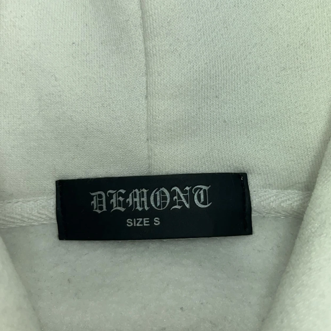 Vit hoodie från Demont med tryck - 2