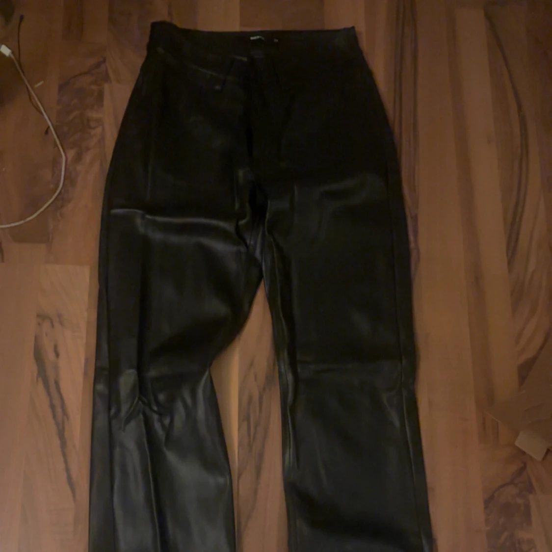 Svarta skinnbyxor från BikBok