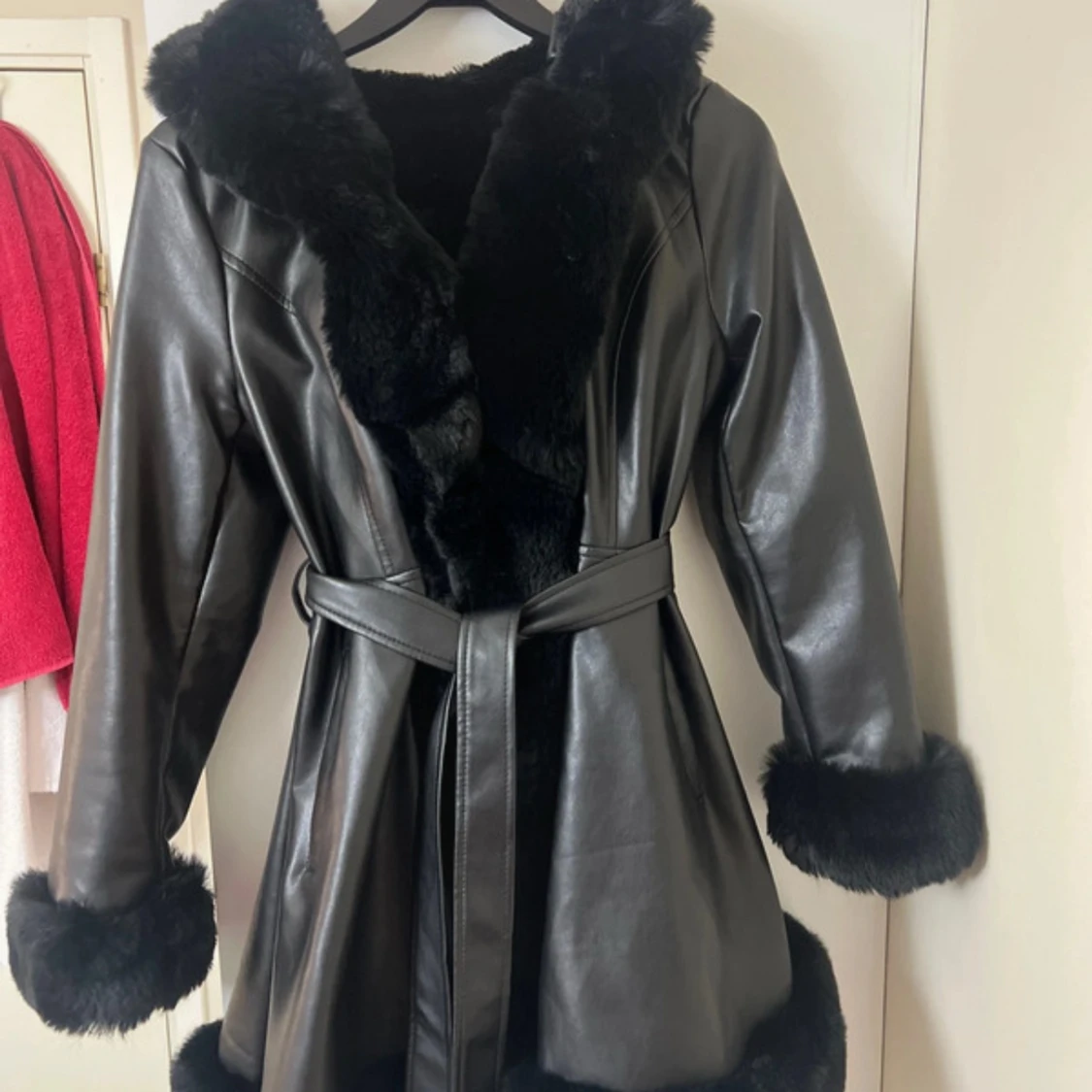 Svart pälsfodrad skinnjacka med bälte