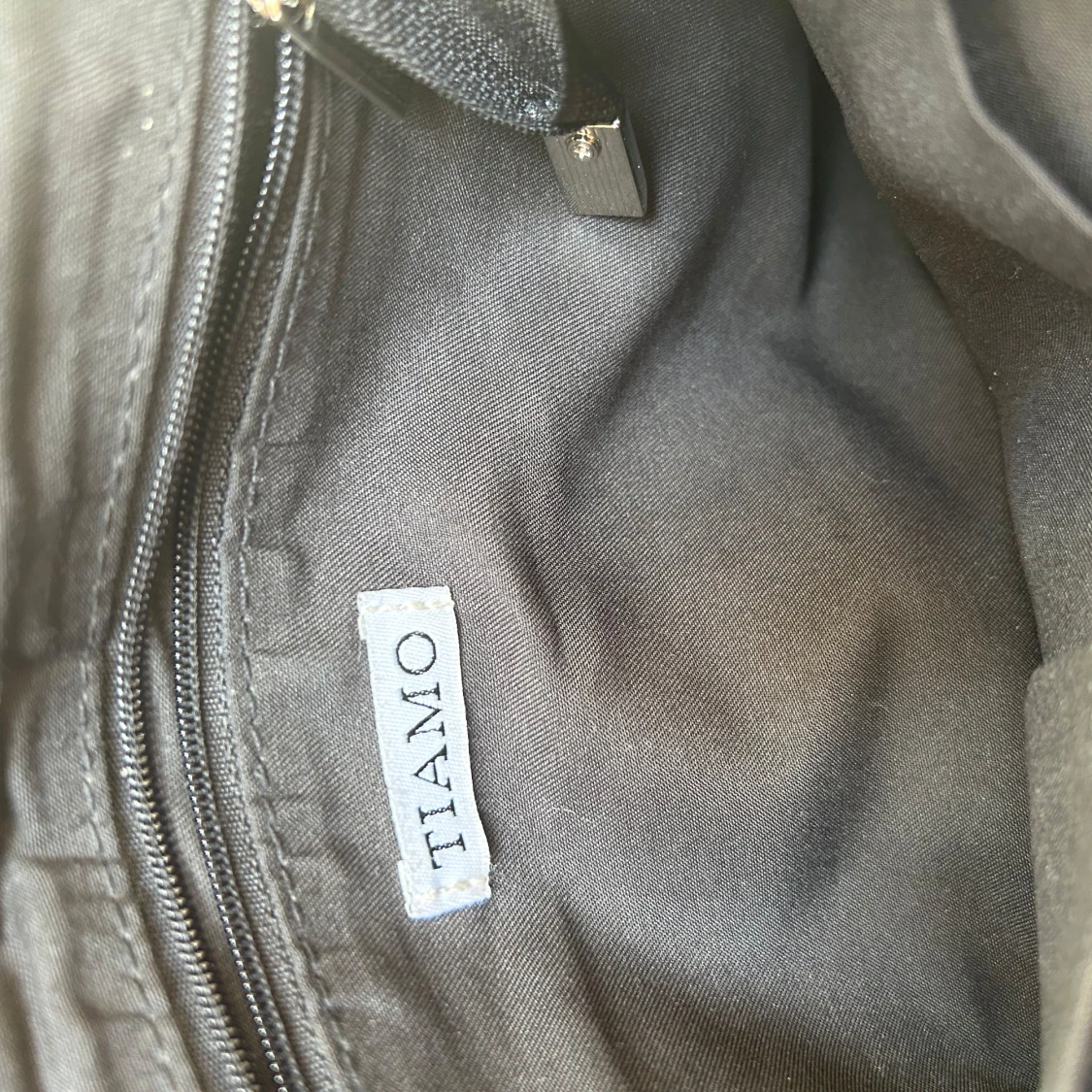 Svart axelväska med kedja från Tiamo - 3