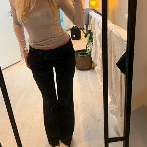 Lågmidjade kostymbyxor  - Lågmidjade kostymbyxor. Jag är 169 och dom passar bra i längden 🌟🥰