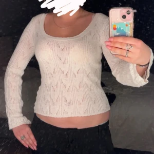 Vit stickad blus💗 - Säljer en söt vit stickad blus som är töjbar💗