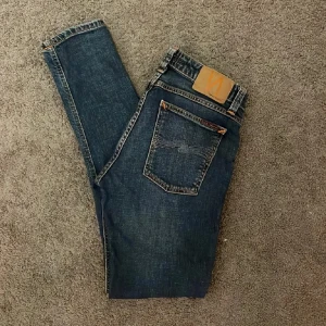 Nudie  - Säljer nu detta par med jeans, Skicket är 10/10. Inga defekter. Sitter betydligt mycket mindre än storleken, jag är 171 och de passar mig. 