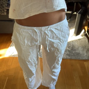 Vita linnebyxor - Från Gina tricot, vita lowwaist linnebyxor. Säljer pga för små. Osäker på storlek men känns som xs. Skriv vid intresse! 💞