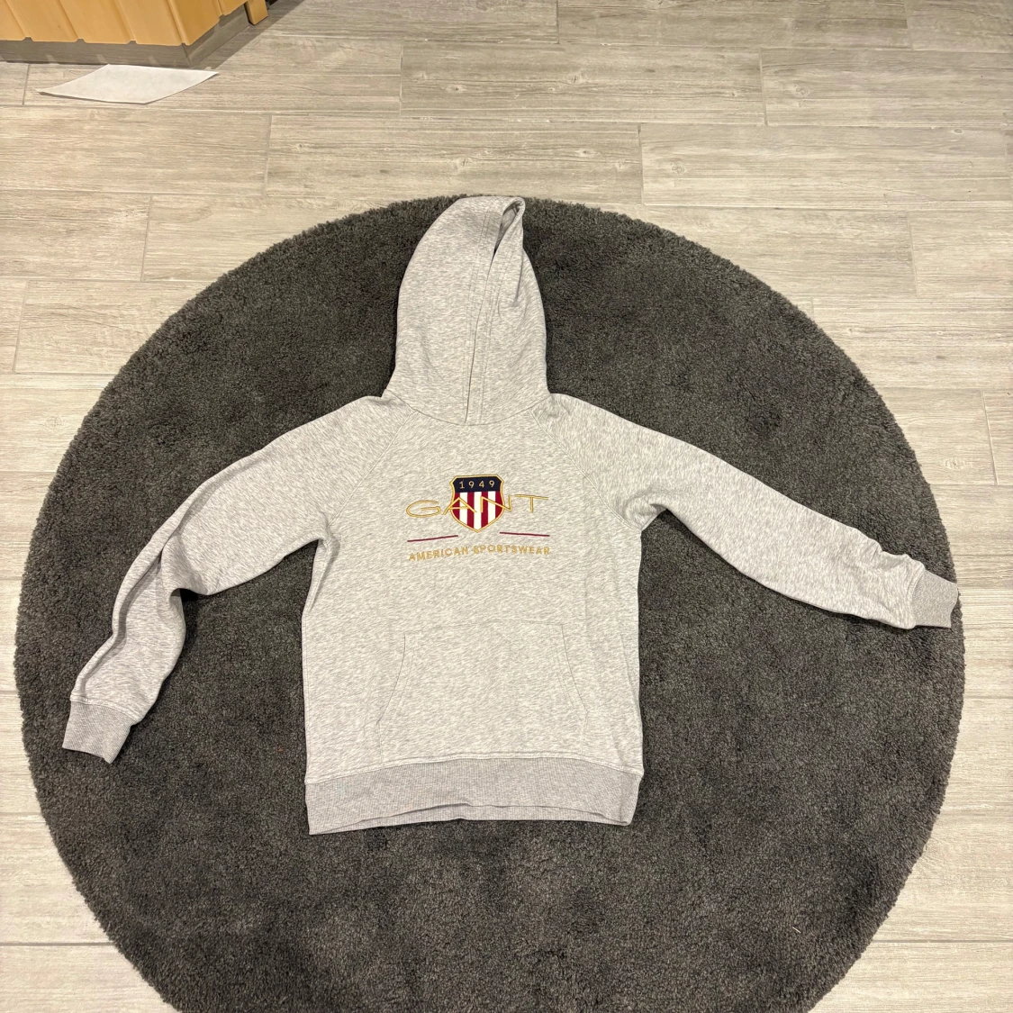 Grå hoodie från GANT med broderad logga