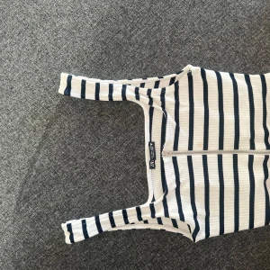 Randig croppad linnetopp från Zara -  croppad linnetopp från Zara med marinblå och vita ränder. 