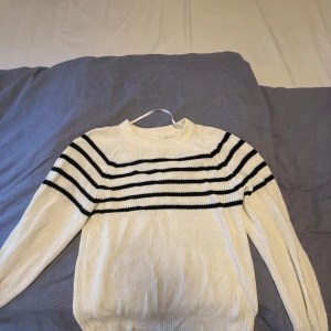 Stickad tröja - Stickad tröja från kappahl som nästan aldrig är använd💕