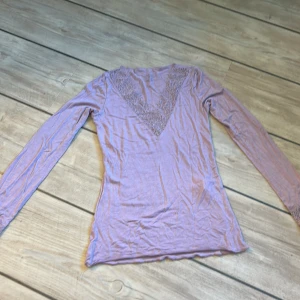Ljuslila intimissimi tröja med spets - Superfin ljuslila långärmad tröja från intimissimi. I kashmir. V-ringad framtill med snygga spetsdetaljer. 